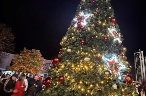 Грейнаха светлините на Коледната елха и украсата в града 