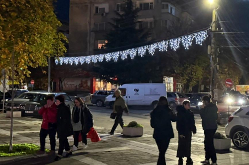 Грейнаха светлините на Коледната елха и украсата в града 