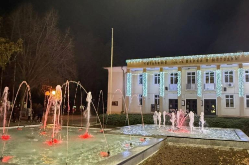 Грейнаха светлините на Коледната елха и украсата в града 