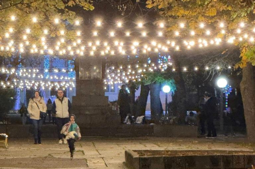 Грейнаха светлините на Коледната елха и украсата в града 