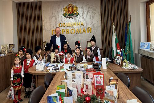 Малки коледари наричаха за здраве и благодат в Община Първомай