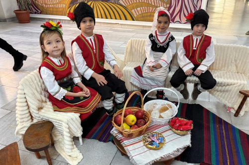 Малки коледари наричаха за здраве и благодат в Община Първомай