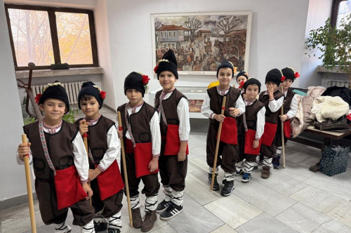 Малки коледари наричаха за здраве и благодат в Община Първомай