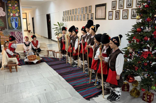 Малки коледари наричаха за здраве и благодат в Община Първомай