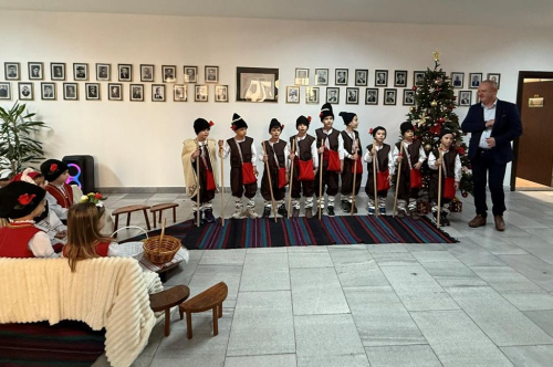 Малки коледари наричаха за здраве и благодат в Община Първомай