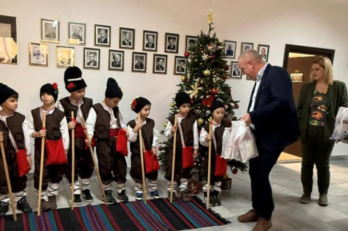 Малки коледари наричаха за здраве и благодат в Община Първомай