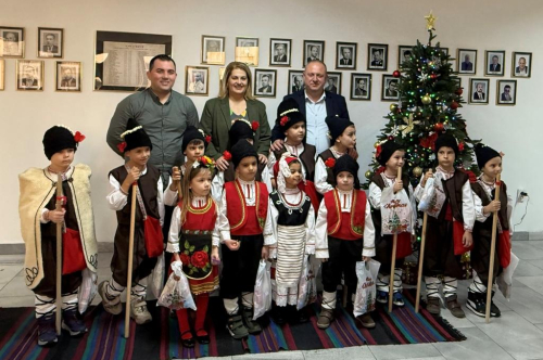 Малки коледари наричаха за здраве и благодат в Община Първомай