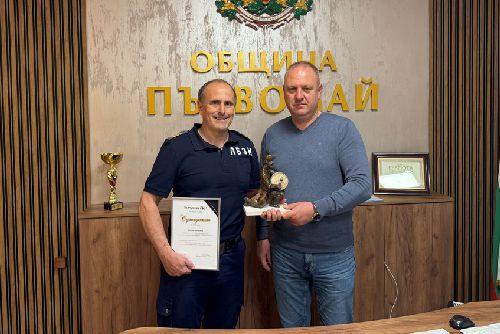 Кметът с поздрав към отличения огнеборец от РСПБЗН-Първомай