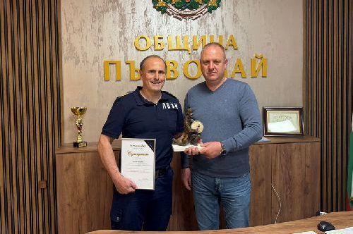 Кметът с поздрав към отличения огнеборец от РСПБЗН-Първомай