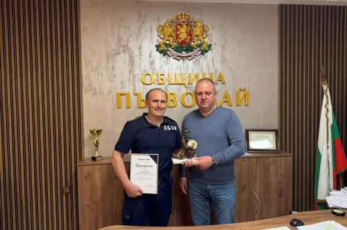 Кметът с поздрав към отличения огнеборец от РСПБЗН-Първомай