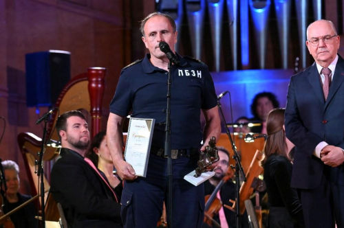 Кметът с поздрав към отличения огнеборец от РСПБЗН-Първомай