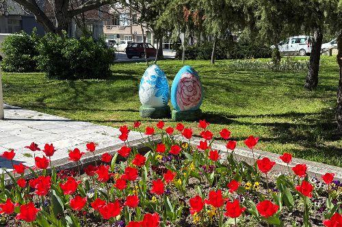ВЕЛИКДЕНСКА УКРАСА И ПРОЛЕТНИ ЦВЕТЯ ГРЕЙНАХА В ЦЕНТЪРА НА ГРАДА