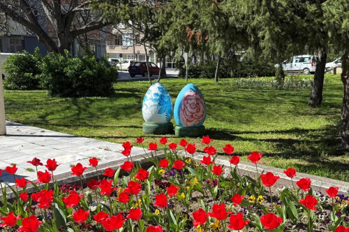 ВЕЛИКДЕНСКА УКРАСА И ПРОЛЕТНИ ЦВЕТЯ ГРЕЙНАХА В ЦЕНТЪРА НА ГРАДА