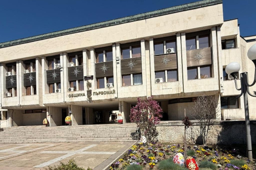 ВЕЛИКДЕНСКА УКРАСА И ПРОЛЕТНИ ЦВЕТЯ ГРЕЙНАХА В ЦЕНТЪРА НА ГРАДА