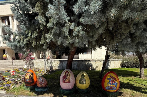 ВЕЛИКДЕНСКА УКРАСА И ПРОЛЕТНИ ЦВЕТЯ ГРЕЙНАХА В ЦЕНТЪРА НА ГРАДА