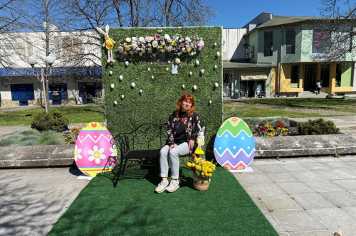 ВЕЛИКДЕНСКА УКРАСА И ПРОЛЕТНИ ЦВЕТЯ ГРЕЙНАХА В ЦЕНТЪРА НА ГРАДА