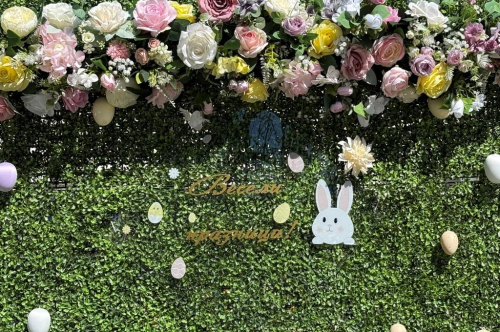 ВЕЛИКДЕНСКА УКРАСА И ПРОЛЕТНИ ЦВЕТЯ ГРЕЙНАХА В ЦЕНТЪРА НА ГРАДА