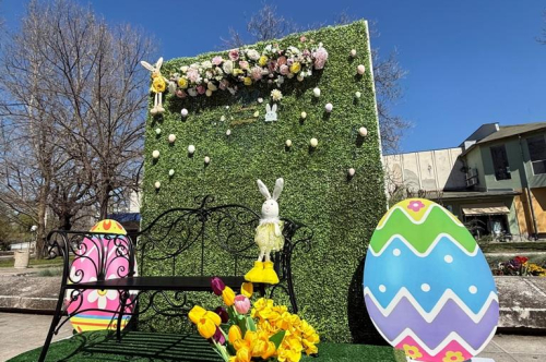 ВЕЛИКДЕНСКА УКРАСА И ПРОЛЕТНИ ЦВЕТЯ ГРЕЙНАХА В ЦЕНТЪРА НА ГРАДА