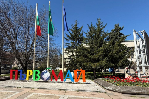 ВЕЛИКДЕНСКА УКРАСА И ПРОЛЕТНИ ЦВЕТЯ ГРЕЙНАХА В ЦЕНТЪРА НА ГРАДА