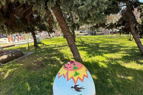 ВЕЛИКДЕНСКА УКРАСА И ПРОЛЕТНИ ЦВЕТЯ ГРЕЙНАХА В ЦЕНТЪРА НА ГРАДА