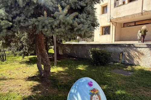 ВЕЛИКДЕНСКА УКРАСА И ПРОЛЕТНИ ЦВЕТЯ ГРЕЙНАХА В ЦЕНТЪРА НА ГРАДА