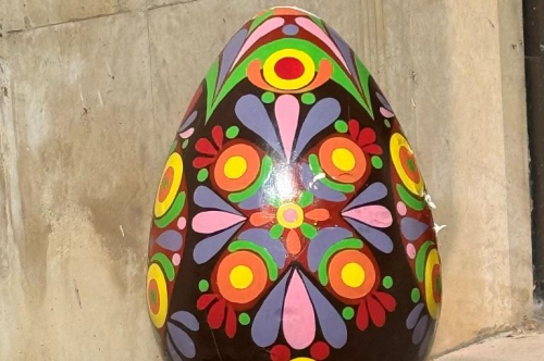 ВЕЛИКДЕНСКА УКРАСА И ПРОЛЕТНИ ЦВЕТЯ ГРЕЙНАХА В ЦЕНТЪРА НА ГРАДА