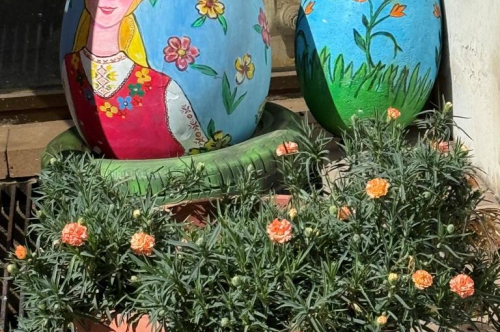 ВЕЛИКДЕНСКА УКРАСА И ПРОЛЕТНИ ЦВЕТЯ ГРЕЙНАХА В ЦЕНТЪРА НА ГРАДА