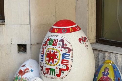 ВЕЛИКДЕНСКА УКРАСА И ПРОЛЕТНИ ЦВЕТЯ ГРЕЙНАХА В ЦЕНТЪРА НА ГРАДА