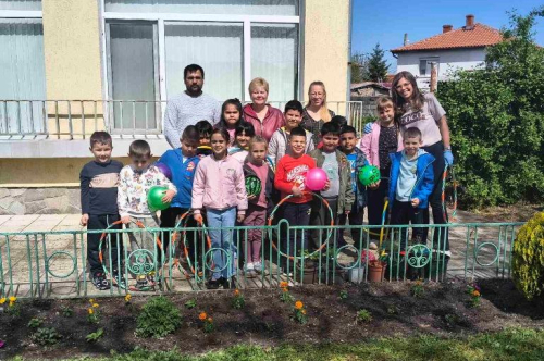 Засаждане на пролетни цветя по случай Деня на Земята