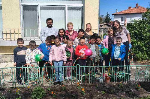 Засаждане на пролетни цветя по случай Деня на Земята
