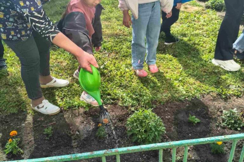 Засаждане на пролетни цветя по случай Деня на Земята