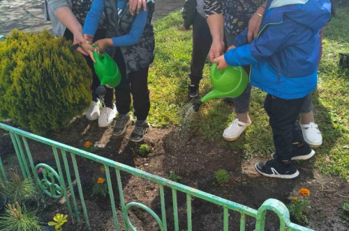Засаждане на пролетни цветя по случай Деня на Земята