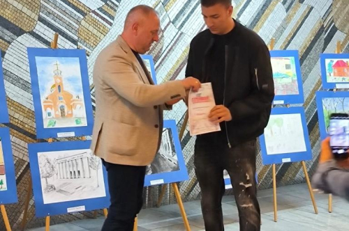 Кметът Николай Митков награди отличилите се  участници в Пленера „Първомай през моите очи“