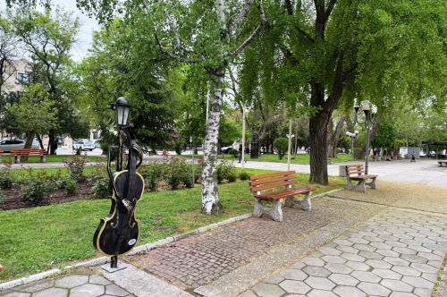 Нови  лампи красят градския парк