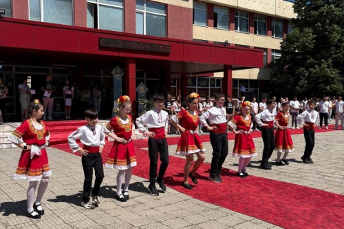 Кметът Николай Митков към зрелостниците на СУ „Проф. д-р Асен Златаров: „Следвайте смело мечтите си! Успявайте навсякъде и във всичко!“