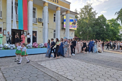 Абитуриентите на ПГСС „Васил Левски“ преминаха по червения килим