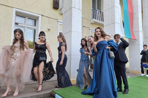 Абитуриентите на ПГСС „Васил Левски“ преминаха по червения килим