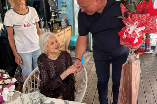 103-ГОДИШНАТА БАБА АТАНАСКА ПОЛУЧИ ПОДАРЪК ОТ КМЕТА НА ОБЩИНАТА 