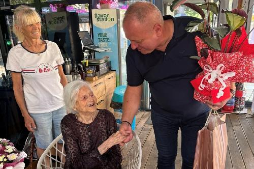 103-ГОДИШНАТА БАБА АТАНАСКА ПОЛУЧИ ПОДАРЪК ОТ КМЕТА НА ОБЩИНАТА 
