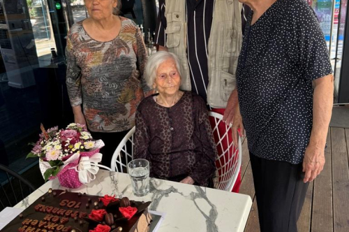 103-ГОДИШНАТА БАБА АТАНАСКА ПОЛУЧИ ПОДАРЪК ОТ КМЕТА НА ОБЩИНАТА 