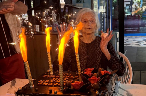 103-ГОДИШНАТА БАБА АТАНАСКА ПОЛУЧИ ПОДАРЪК ОТ КМЕТА НА ОБЩИНАТА 