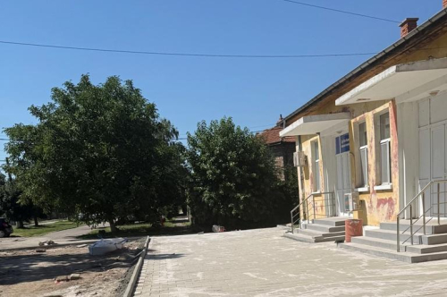 Обновява се площада пред Здравна служба в кв. Дебър