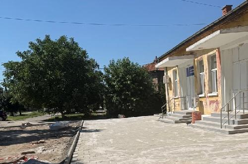 Обновява се площада пред Здравна служба в кв. Дебър