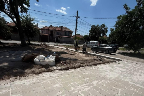 Обновява се площада пред Здравна служба в кв. Дебър