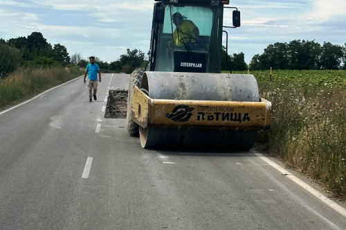 Ремонтира се компрометирания участък от пътя Първомай – Бяла река