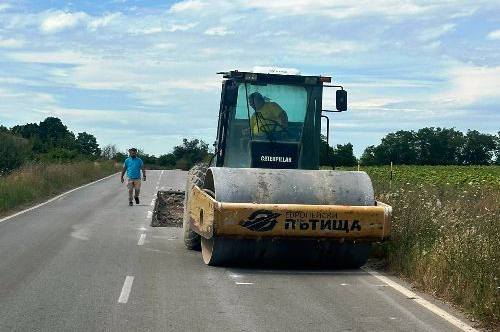 Ремонтира се компрометирания участък от пътя Първомай – Бяла река