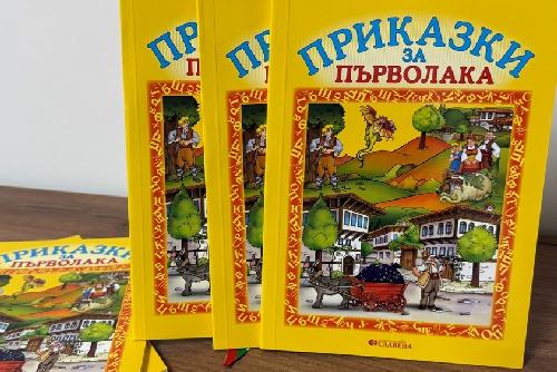 Кметът Николай Митков с подарък за всеки първолак в общината