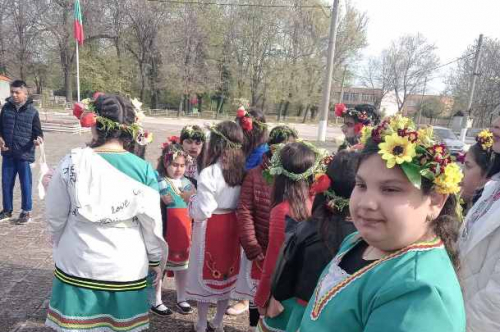 Заместник-кметът на община Първомай и Председател на МКБППМН  Радослава Ставрева отличи деца в конкурс за "Най-красив Великденски венец" на Лазаровден