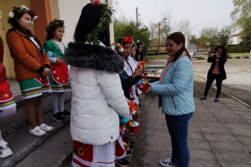 Заместник-кметът на община Първомай и Председател на МКБППМН  Радослава Ставрева отличи деца в конкурс за "Най-красив Великденски венец" на Лазаровден