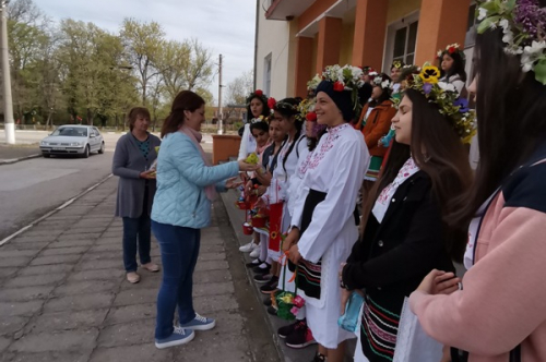 Заместник-кметът на община Първомай и Председател на МКБППМН  Радослава Ставрева отличи деца в конкурс за "Най-красив Великденски венец" на Лазаровден